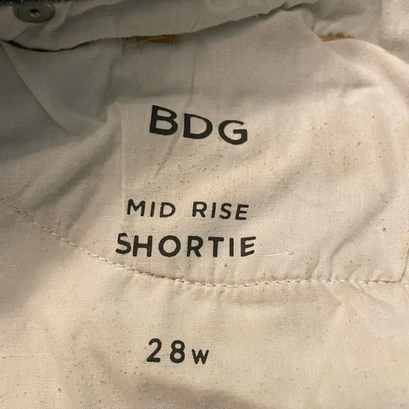 Urban Outfitters BDG Denim Shorts Midrise Shortie Distressed Med Wash Size 28 - Picture 6 of 7